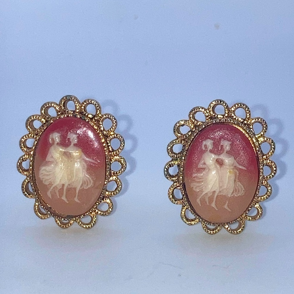 Vtg Carved Cameo Gold Tone Filigree Style Clip On Earrings 1”